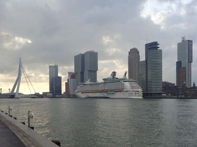 Cruiseschip ms Explorer of the Seas van Royal Caribbean Cruises Ltd. aan de Cruise Terminal Rotterdam